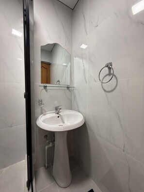 Standard-dobbeltværelse | Badeværelse | Bruser, hårtørrer, håndklæder, Toiletpapir