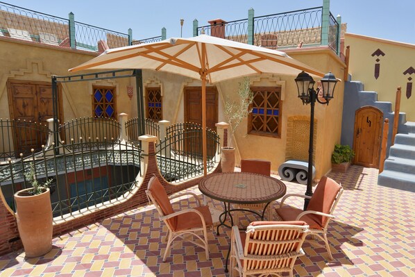 تناول الطعام بالخارج