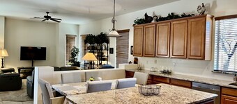 Ylellisyyttä golfkentällä, Mtn. Näkymä, lämmitetty uima-allas ja kylpylä, 1 taso 2 800 SQ. FT.