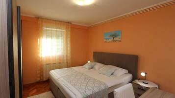 Una camera da letto con un letto, un comodino e un quadro appeso al muro.