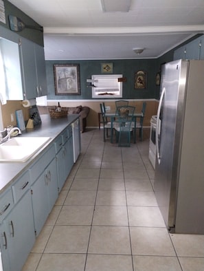 Fridge, microwave, oven, stovetop - Nature's Gulf Coast Retreat (Inglis)
