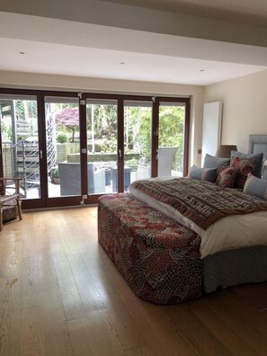 3 bedrooms, desk, iron/ironing board, WiFi