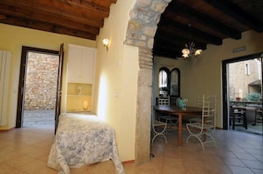 Apartment, 2 Bedrooms | Cribs/infant beds, bed sheets - Villa Gradoni (Monticelli Brusati)
