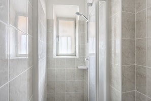 Bathroom - Le Grazie Apartments in Superb Location (Florence)