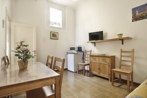 Apartment, 2 Schlafzimmer | 2 Schlafzimmer, individuell eingerichtet, Schreibtisch