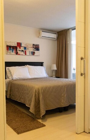 Appartement Deluxe, vue ville | Coffres-forts dans les chambres, fer et planche à repasser