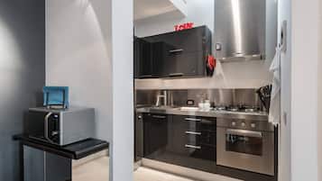 Apartment, 1 Bedroom | Dapur peribadi | Peti sejuk/penyejuk beku saiz penuh, ketuhar, dapur, cerek elektrik