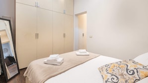 Habitació d'hotel amb llit, armari i mirall.
