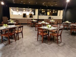 S'hi serveixen esmorzars, dinars i plats de cuina local i internacional