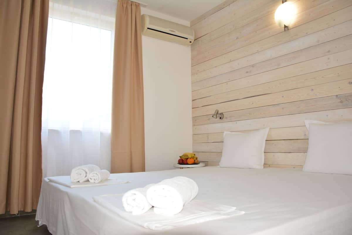 Comfort appartement, 1 slaapkamer | 1 slaapkamer, een kluis op de kamer, een bureau