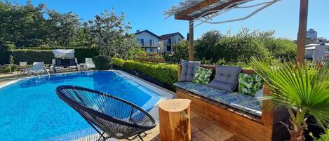 Kolam renang terbuka bermusim, kerusi lepak pantai