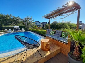 Piscina externa sazonal, funciona das 9h às 21h, espreguiçadeiras