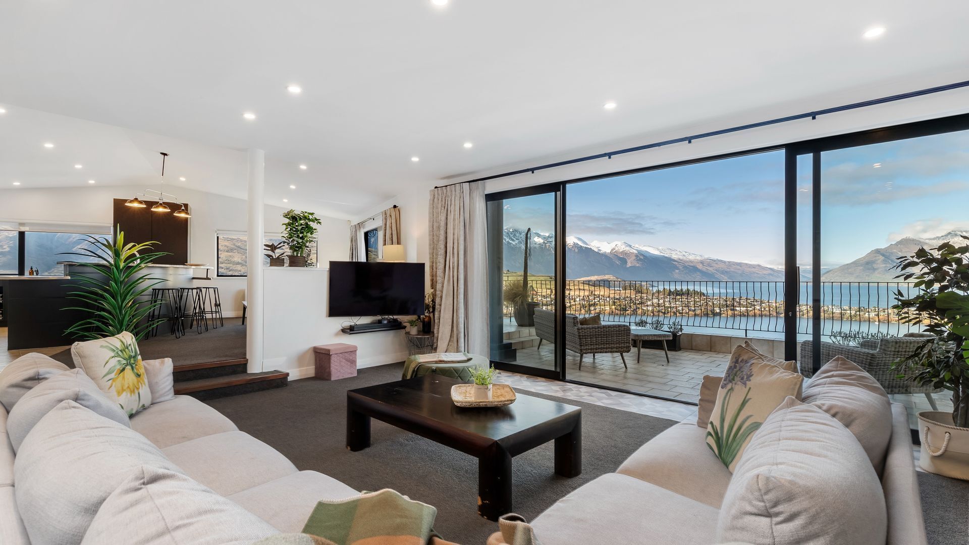 Tv, eldstad och dvd-spelare