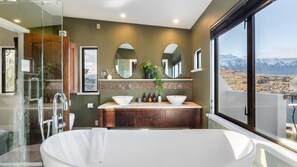 Bathtub, free toiletries, hair dryer, towels - Star | Panoramic breathtaking views in every room (Queenstown)