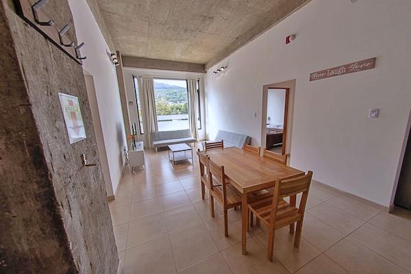 Apartment, Mountain and City view | Woonruimte | Een smart-tv en vloerverwarming