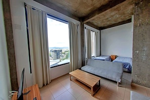 Apartament superior, 1 dormitori, vistes al canal | Sala d'estar | Televisor intel·ligent i terres tèrmics