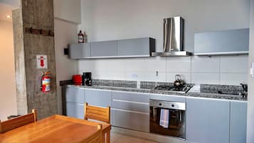 Apartamento superior, 1 habitación, vistas al canal | Cocina privada | Frigorífico grande, horno, placa de cocina y cafetera o tetera