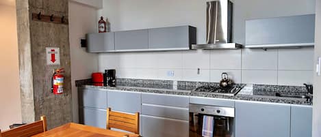 Appartamento Superior, 1 camera da letto, vista canale | Cucina privata | Frigorifero con congelatore, forno, piano cottura, macchina per tè/caffè