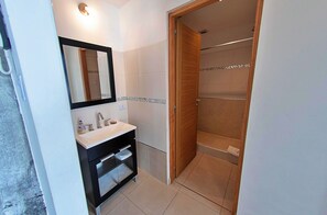 Apartment, Mountain and City view | Banheiro | Chuveiro, produtos de toalete grátis, secador de cabelo, bidê