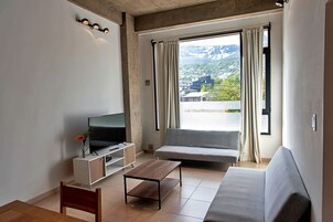 Apartment, Mountain and City view | Zona de estar | Una Smart TV, suelo radiante