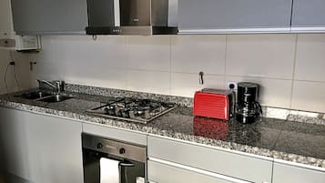Refrigerador con freezer, horno, placa de cocina, cafetera/tetera