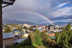 Apartamento superior, 1 quarto, vista para o canal | Vista do quarto