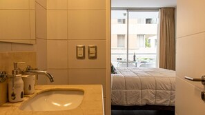 Luxury-Apartment, 1 Schlafzimmer, Stadtblick | Badezimmer | Duschwanne, Haartrockner, Handtücher, Seife