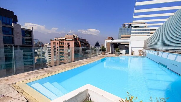 Seasonal outdoor pool - Lux Providencia Apart Hotel (Santiago)