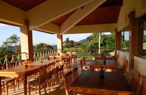 Outdoor dining - Refúgio do Saci Hotel (Atibaia)