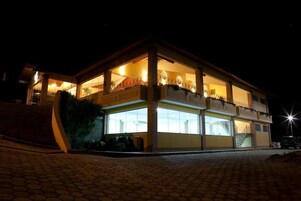 Fachada de la propiedad por la tarde o noche