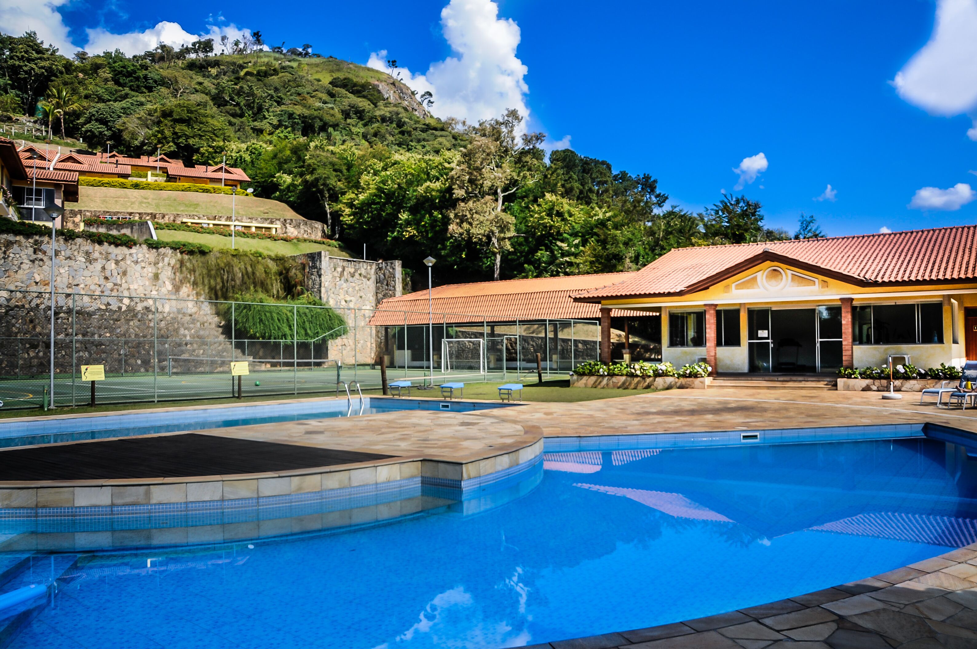 2 piscinas externas, guarda-sóis, espreguiçadeiras