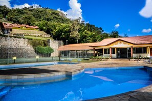 2 outdoor pools, pool umbrellas, pool loungers - Refúgio do Saci Hotel (Atibaia)