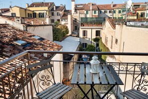 Property grounds - GuestHost - Comfortable studio perfect for 2 people is located just a few meters from Prato Della Valle and the Basilica of Sant’Antonio. Through the pedestrian street you can reach all the wonders of the city center. The area is full of shops, bars an (Padova)