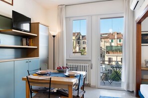 Dining - GuestHost - Comfortable studio perfect for 2 people is located just a few meters from Prato Della Valle and the Basilica of Sant’Antonio. Through the pedestrian street you can reach all the wonders of the city center. The area is full of shops, bars an (Padova)