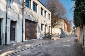 Exterior - Comfortable studio perfect for 2 people is located just a few meters from Prato Della Valle and the Basilica of Sant’Antonio. Through the pedestrian street you can reach all the wonders of the city center. The area is full of shops, bars and restaurant (Padova)