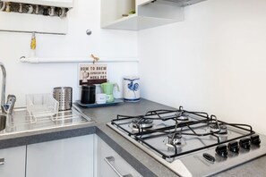 Refrigerador, microondas, parrilla de estufa y utensilios de cocina 