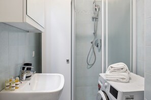 Regadera, secadora de cabello, bidet, toallas 