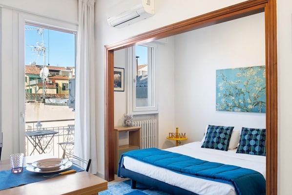 Iron/ironing board, WiFi - Comfortable studio perfect for 2 people is located just a few meters from Prato Della Valle and the Basilica of Sant’Antonio. Through the pedestrian street you can reach all the wonders of the city center. The area is full of shops, bars and restaurant (Padova)