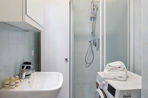 Shower, hair dryer, bidet, towels - Comfortable studio perfect for 2 people is located just a few meters from Prato Della Valle and the Basilica of Sant’Antonio. Through the pedestrian street you can reach all the wonders of the city center. The area is full of shops, bars and restaurant (Padova)