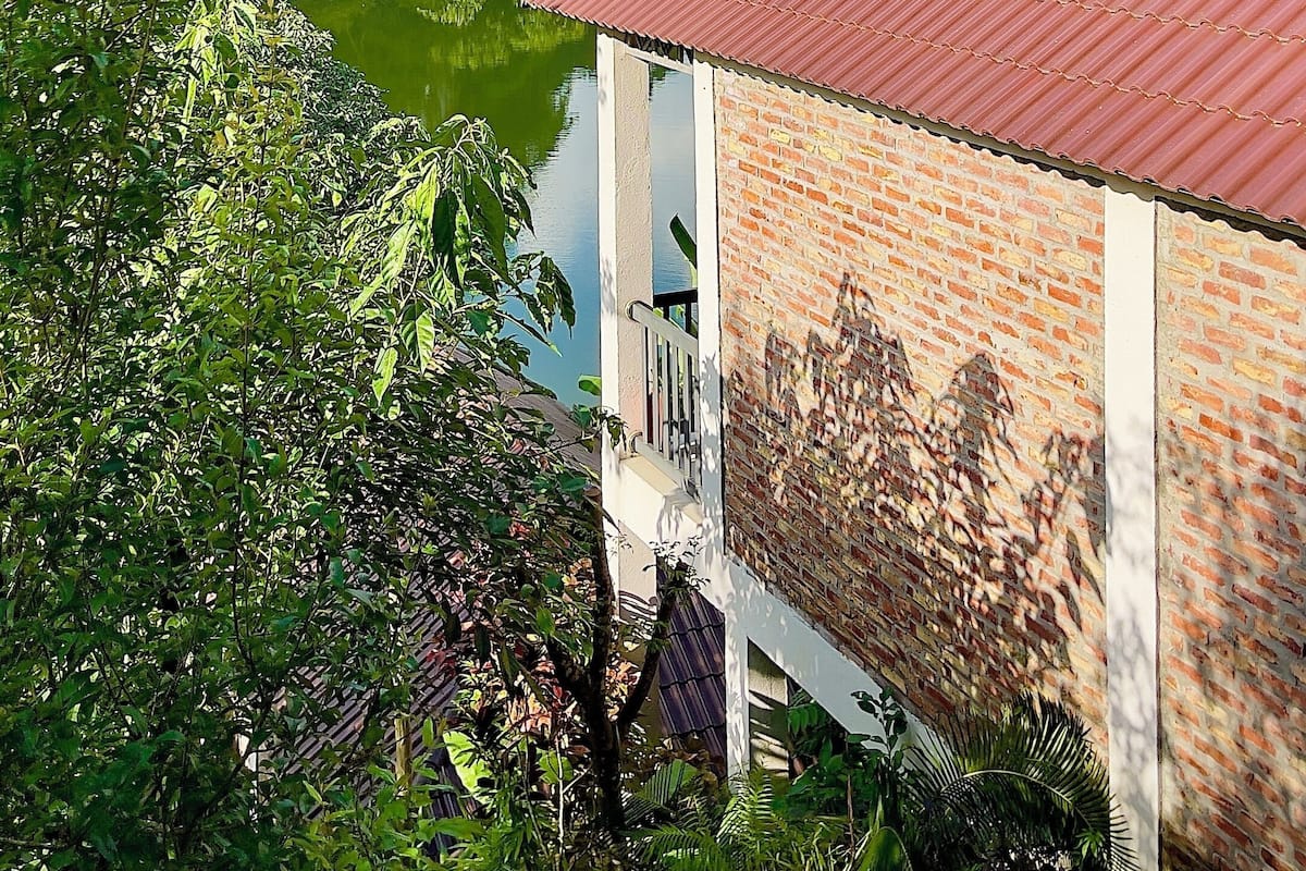 Deluxe kamer, balkon, uitzicht op meer | 1 slaapkamer, een kluis op de kamer, een bureau, gratis wifi