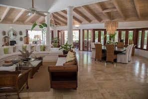 Villa, 5 chambres (4.5 Bathrooms) | Aire de séjour | Téléviseur à écran plat