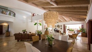 Vila, 5 kamar tidur (4.5 Bathrooms) | Makan di kamar