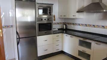 Refrigerador, microondas, horno y lavavajillas