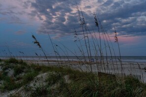 På stranden