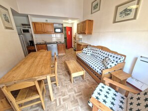 TV - Spacious 3-Room Apartment for 6/7 Near Charmasson Lift, Modane (Valfréjus)