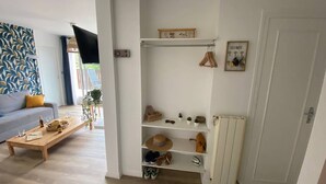Un salon avec un canapé, une table basse et un meuble à chaussures.