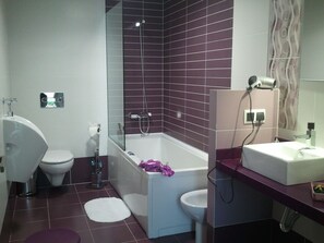 Combined shower/bathtub, jetted bath, hair dryer, bathrobes - Lodging AT-CC-00296,Extremadura,garden,private garage,air conditioning, hydromassage, air conditioning, heating, air conditioner, heating, air conditioner, heating, air conditioner, heating (Zarza de Granadilla)