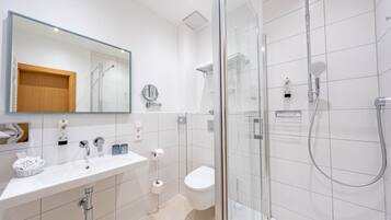 Dusche, Haartrockner, Handtücher, Seife