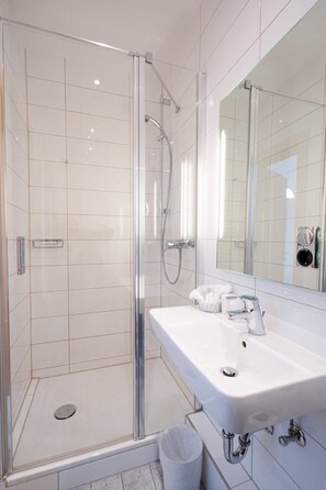 Dusj, hårføner, håndklær og såpe