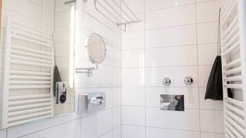 Dusche, Haartrockner, Handtücher, Seife